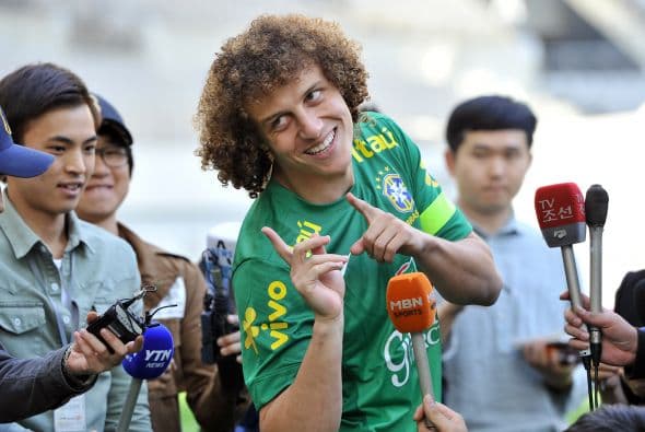 David Luiz:Con esos cabellos sólo te faltó la sonrisa para hacerla de payaso.Mira aquí los videos más chismosos.