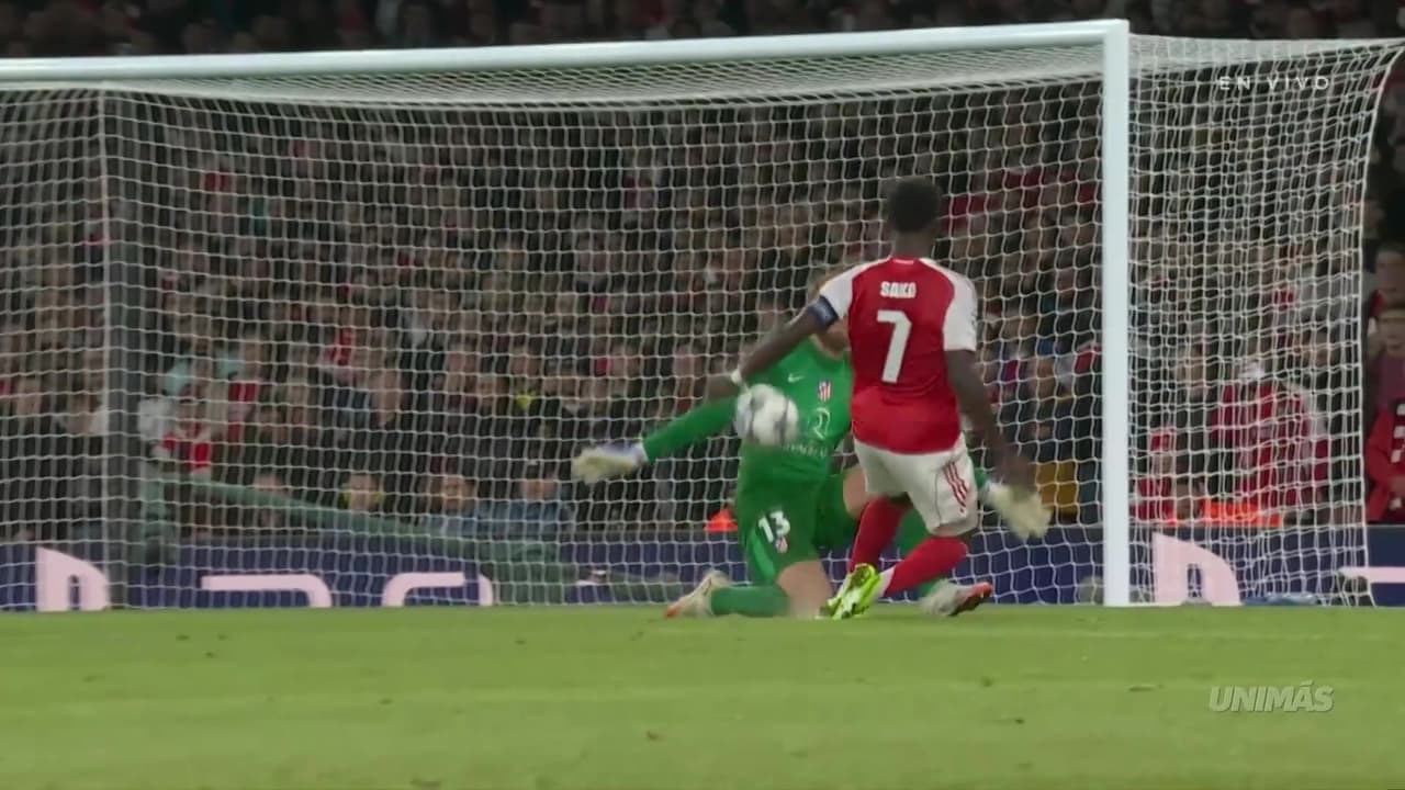 ¡Atajada enferma de Oblak! El arquero le ganó el mano a mano a Saka