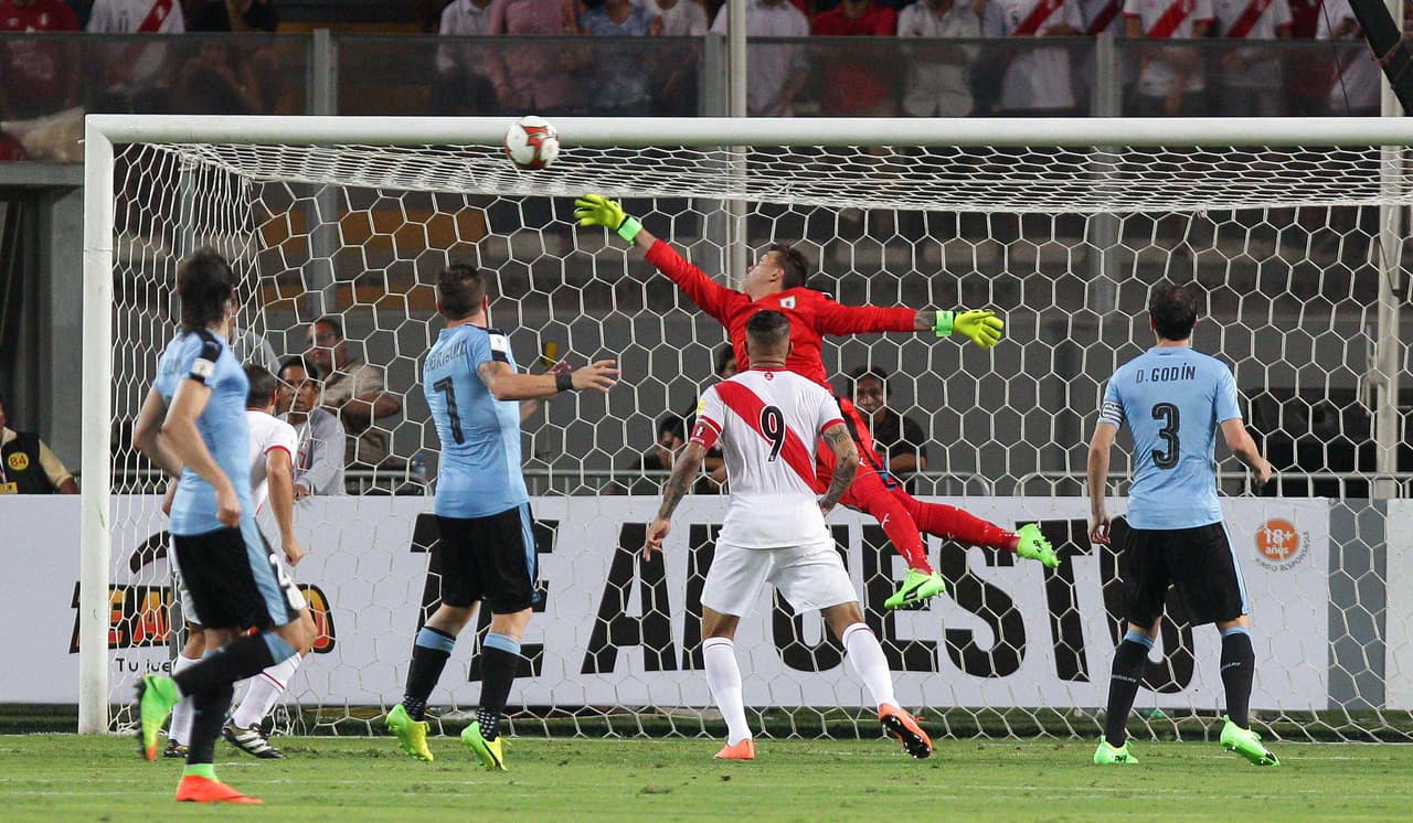 En el segundo tiempo, Perú fue más incisivo y el arquero Fernando Muslera se convirtió en figura para evitar el segundo tanto.