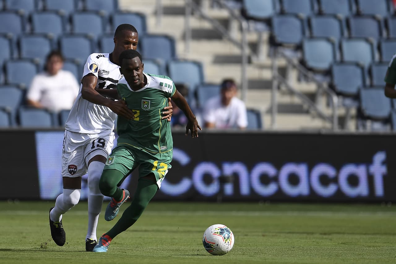 La modesta selección guyanesa sorprendió en los minutos iniciales buscando con buena actitud la portería trinitaria.