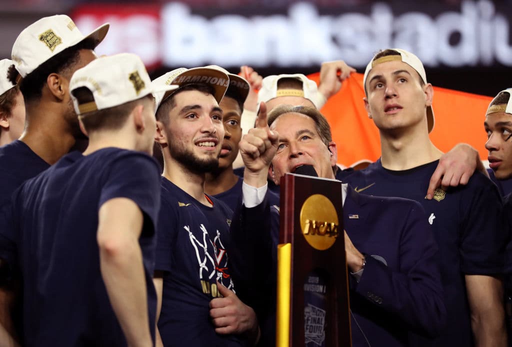 Los Virginia Cavaliers conquistaron el primer Campeonato Nacional luego de derrotar por 85-77 a los Texas Tech Red Raiders en la Final del NCAA Tournament y así festejaron los aficionados, jugadores y entrenadores, en cabezados por el head coach Tony Bennett.