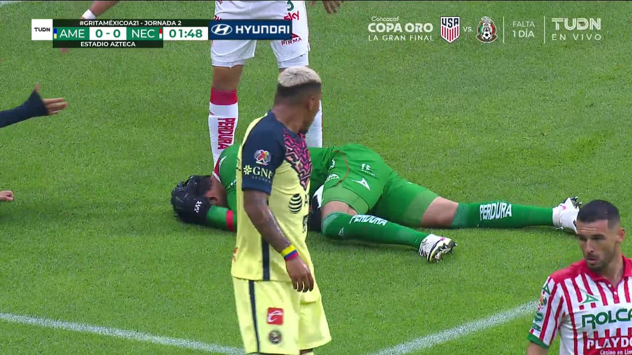 ¡TIRO ATAJADO! disparo por Roger Martínez.