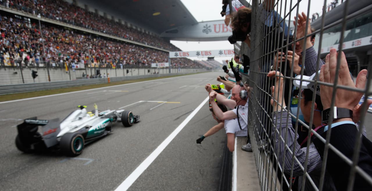 En 2012, a bordo del
<b>Mercedes W03</b>, y
<b>tras nada menos que 110 carreras corridas, llegaría el ansiado primer triunfo</b>: fue el 15 de abril en el Gran Premio de
<b>China</b>. Además, logró allí su
<b>primera pole-position. </b>