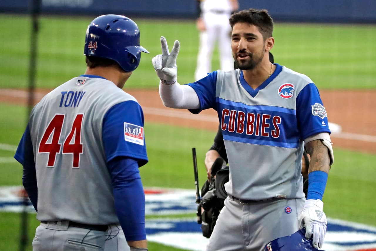 Los uniformes de los Chicago Cubs con la leyenda 'Cubbies' denotan un toque diferente y especial para el evento. Otro detalle a ver en esta imagen en la que aparece de frente Nicholas Castellanos con Anthony Rizzo, es que en el uniforme de este último aparece su apodo, como el de todos los jugadores en este Little League Classic.