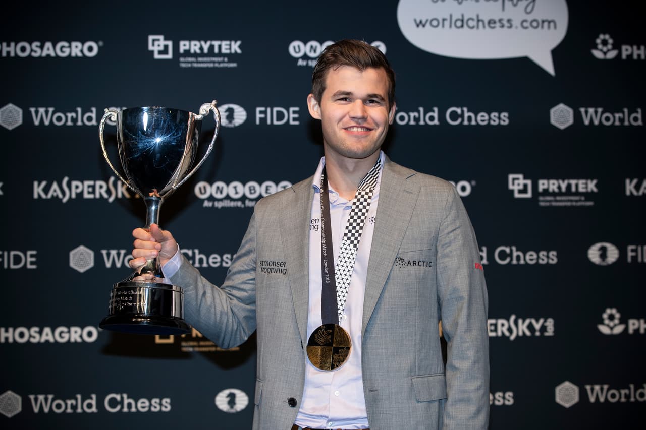 LONDON, ENGLAND - NOVEMBER 28: Norwegian Magnus Carlsen holds his winning trophy up after beating his opponent, American Fabiano Caruana to regain his World Chess Championship title, on November 28, 2018 in London, England. (Photo by Dan Kitwood/Getty Images)