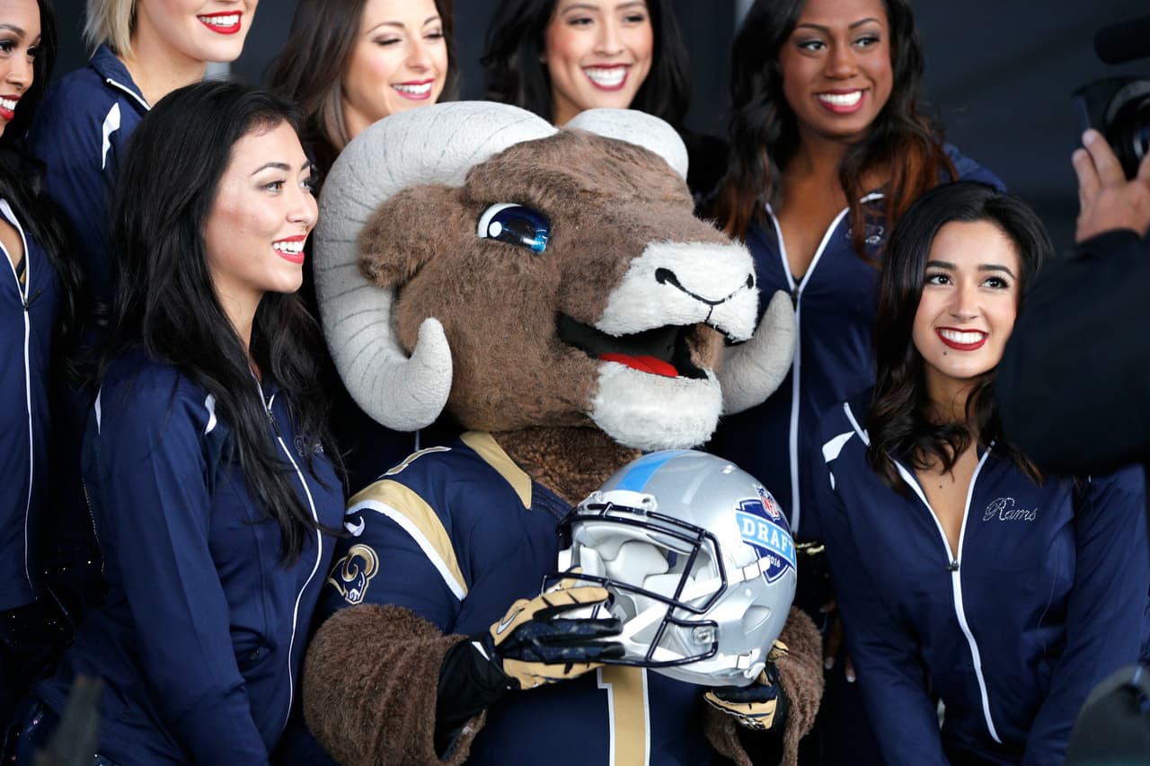 La ciudad de Los Angeles se volvió una verdadera fiesta con su primera selección del Draft, y las hermosas porristas no dejaron de animar para deleite de los fans.