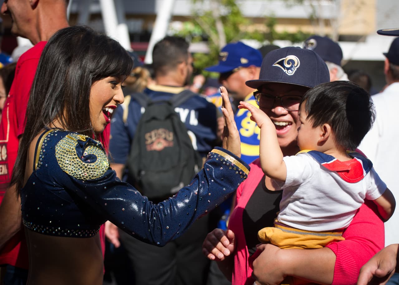 La ciudad de Los Angeles se volvió una verdadera fiesta con su primera selección del Draft, y las hermosas porristas no dejaron de animar para deleite de los fans.