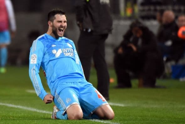 Dejó atrás la marca de Humberto Suazo quién llegó a cobrar con Monterrey 3 millones de dólares por año.