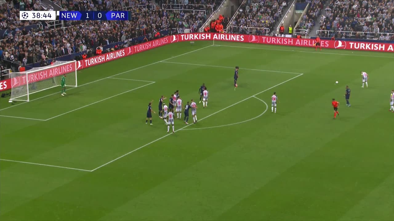 ¡TIRO ATAJADO! disparo por Bruno Guimarães.