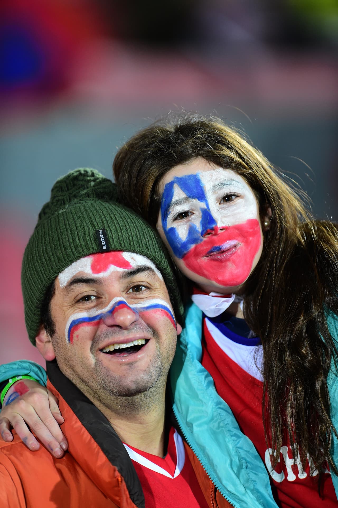Las caras pintadas fueron otras de las constantes en la tribuna.
