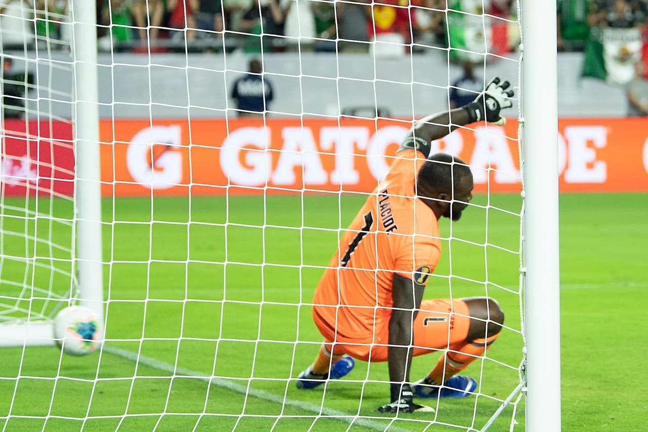 Y apenas a los 93 minutos, el tercer minuto del tiempo extra, se marcó un penalti en favor del equipo mexicano. Y así se pudo mover finalmente el marcador.