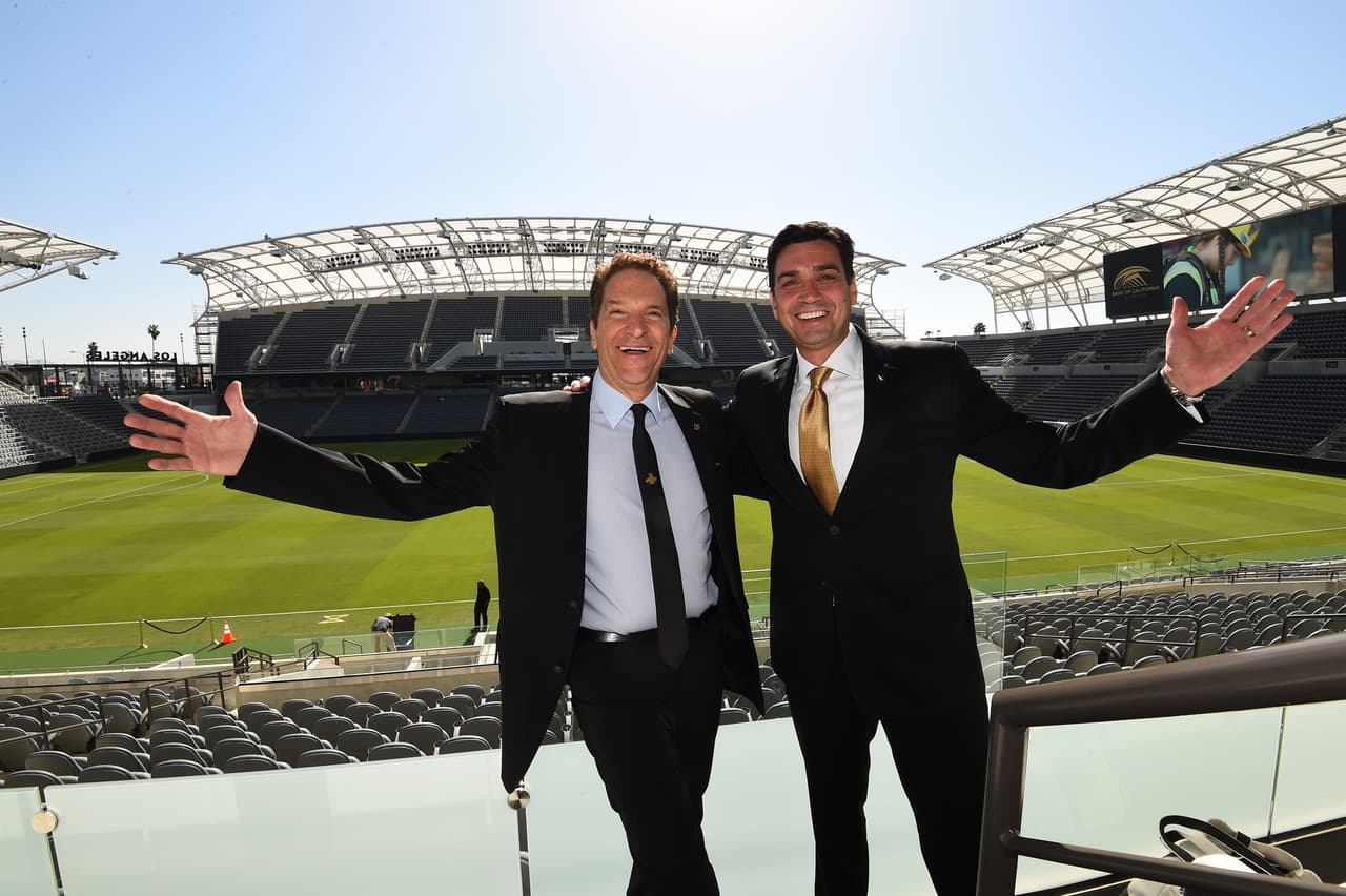 Los también propietarios Peter Guber y Tom Penn no lograron ocultar su entusiasmo. (LAFC)