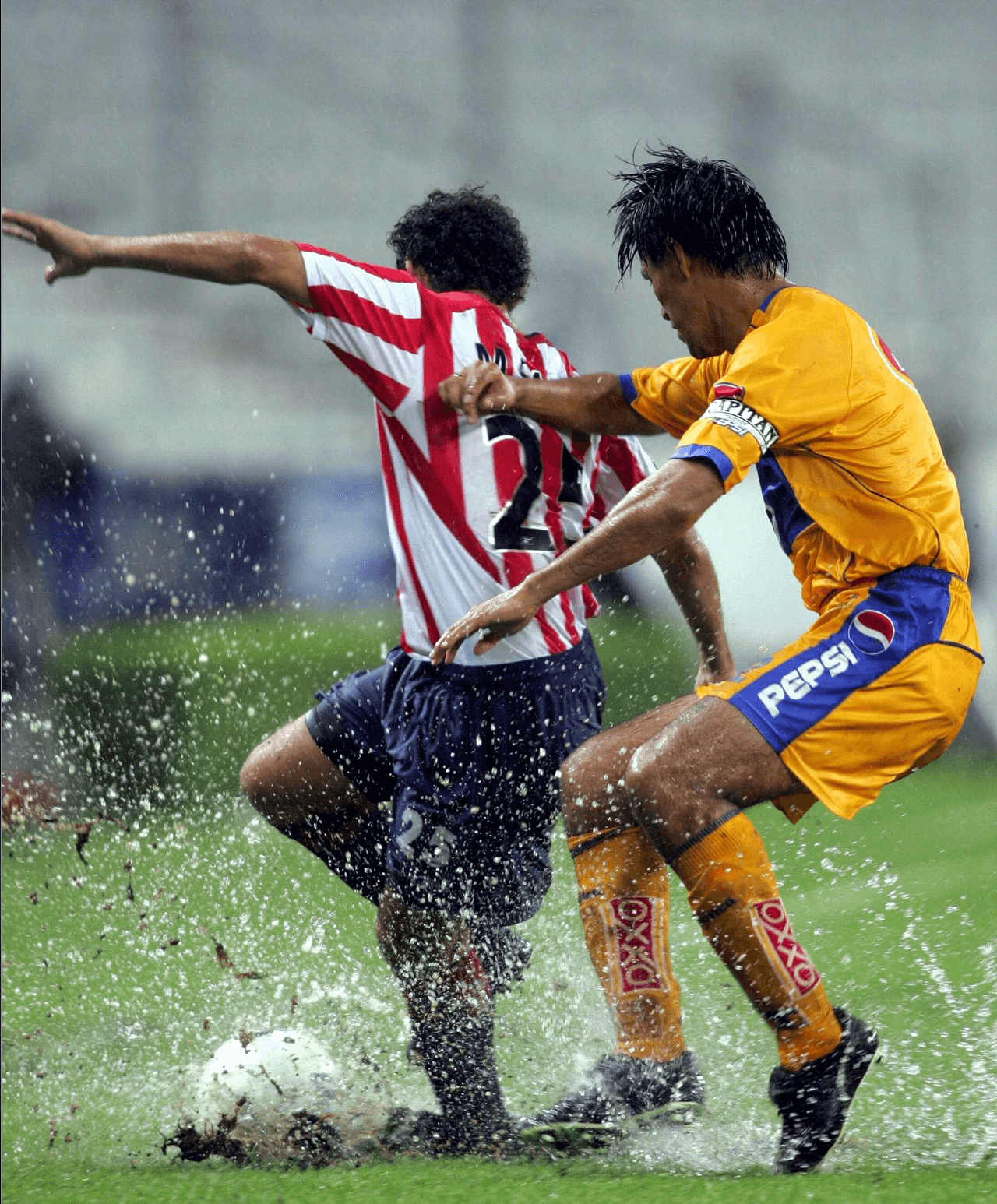 Durante el torneo Apertura 2010, jornada 9, el partido se suspendió por lluvia intensa, tuvieron que cambiar el partido al día siguiente. Empataron a uno.