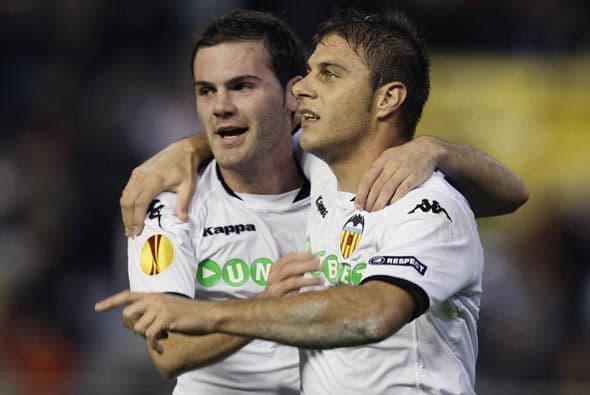 Joaquín hizo dos goles y el Valencia ganó 3-0 para tomar el liderato de su grupo.