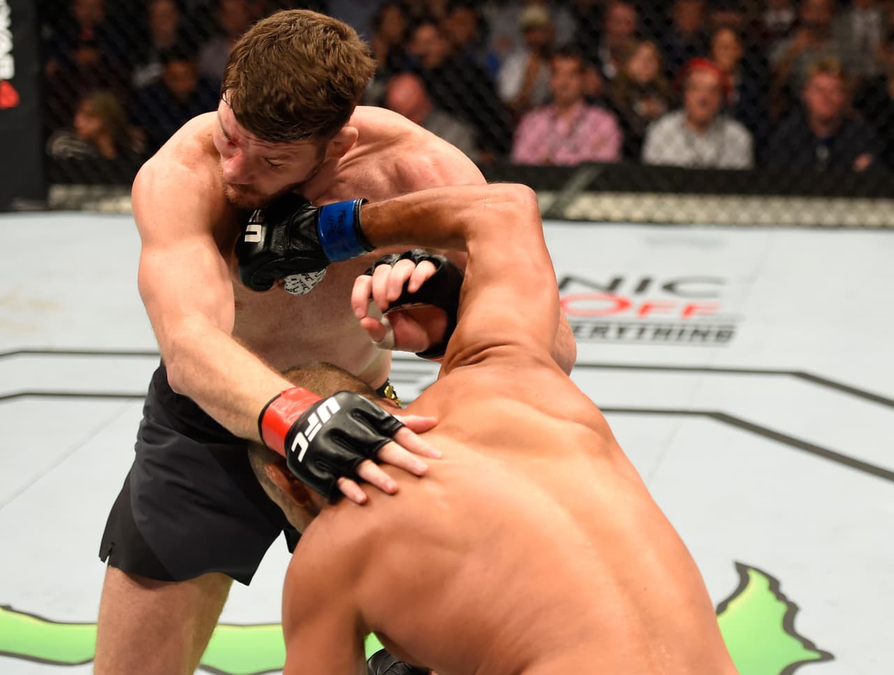 Bisping no podía aguantar a su rival, que golpe a golpe y con sus puños como misiles demostraba que podía imponerse en la tierra del campeón.