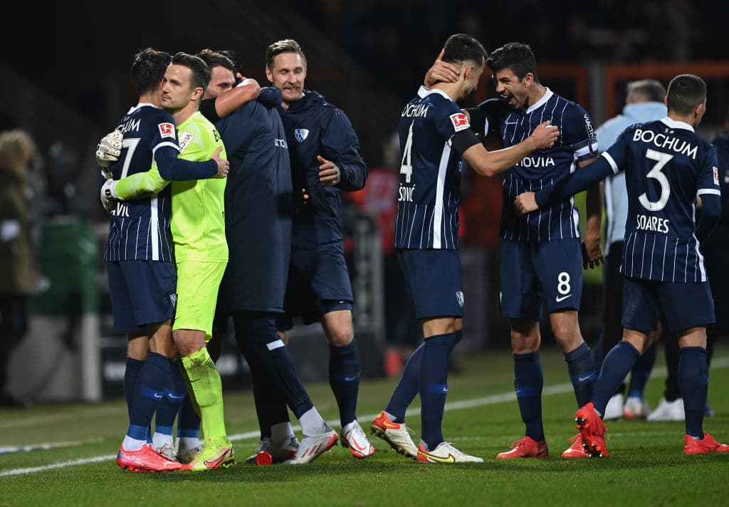 Bayern Munich le pega 2-1 al Freiburg, Stuttgar cae en casa 0-1 frente al Arminia Bielefeld, Bochum vence 2-0 al Hoffenheim y Wolfsburg le gana 1-0 frente al Augsburg.