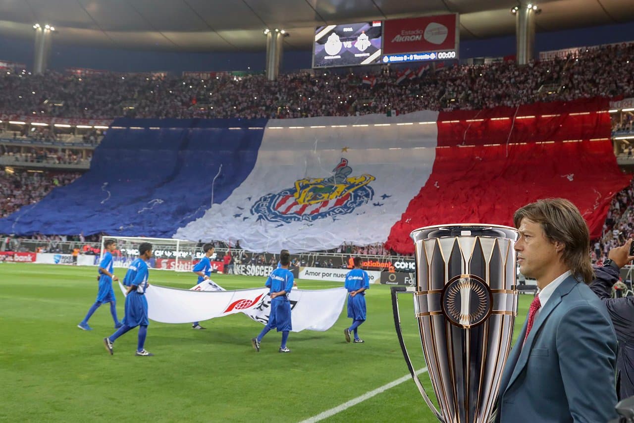 El equipo solo quería que su gente le ayudara a quitar a un intruso en un cuadro espectacular entre Matías Almeyda y la bandera gigante de su afición.