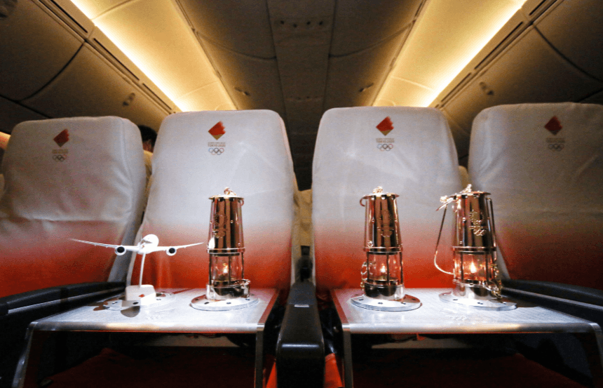 La representante del comité organizador de los Juegos Olímpicos de Tokio, Naoko Imoto, recibió la llama que ahora es transportada a la prefectura de Miyagi en una linterna especialmente diseñada para mantenerla viva.