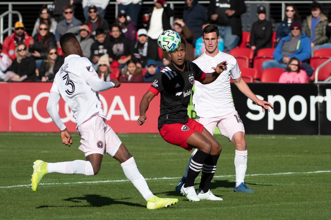Ola Kamara juega la pelota dentro del área contra los defensas del Inter, Andres Reyes y Dylan Nealis.