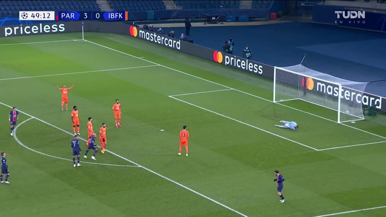 ¡GOOOL! Neymar anota para Paris Saint-Germain.