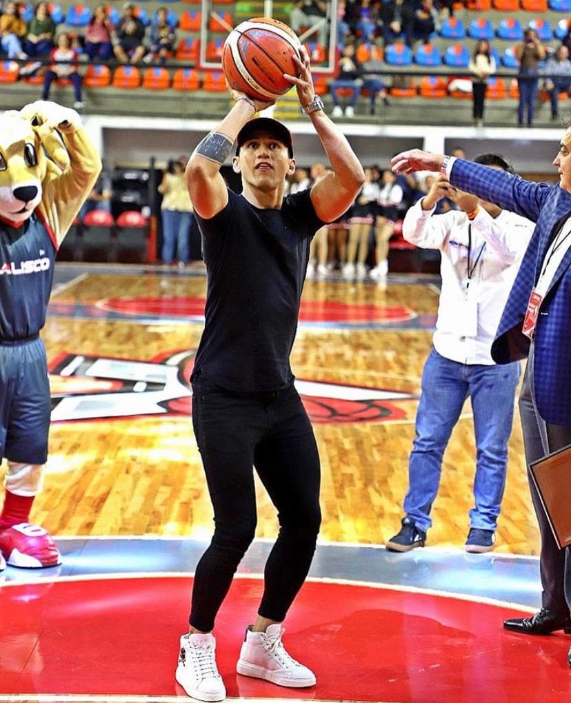 <b>Amante del color negro</b>
<br>En diversas fotografías se puede apreciar al futbolista ocupando playeras o pantalones negros, eso sí, no puede faltar un reloj llamativo en la muñeca de su brazo derecho y unos tenis de moda.