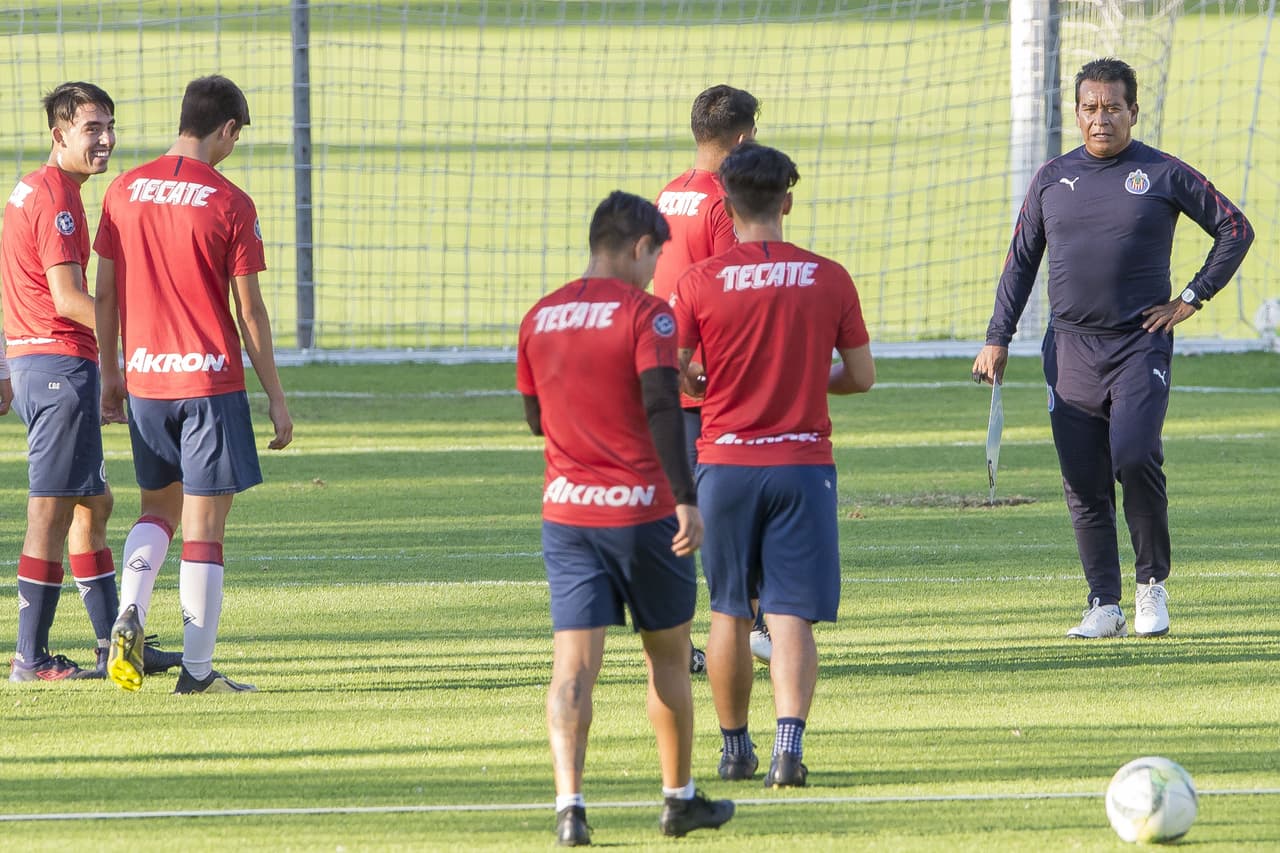 Chivas de Guadalajara mantiene su ritmo de entrenamiento tras la salida del paraguayo José Saturnino Cardozo de la dirección técnica, de la que quedó encargado Alberto Coyote de forma interina para pelear en el Clausura 2019 de la Liga MX.