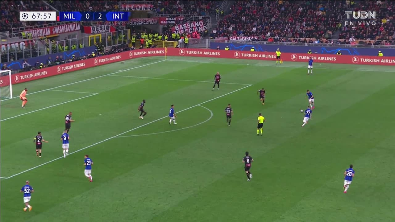 ¡TIRO ATAJADO! disparo por Francesco Acerbi.