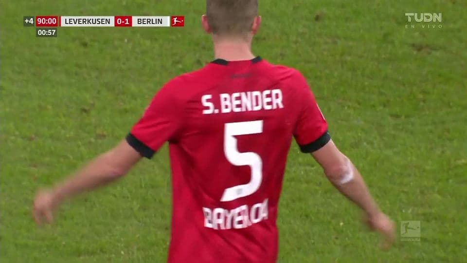 Tiro desviado de Sven Bender