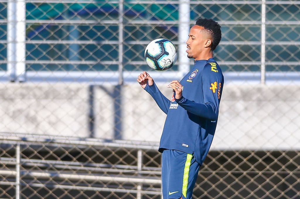 Brasil, además de la obligación como país sede, y todos su blasones, tiene la urgencia de recuperar el prestigio en la contienda continental, luego de que ganaran en 2007 la Copa América por última vez; en 2011 y en 2015, sucumbieron en la etapa de Cuartos de Final, ni más ni menos que, con Paraguay, el rival en turno este jueves. En 2016 la Canarinha ni siquiera pasó de la fase de grupos. Con esto en mente, el equipo plagado de estrellas, dirigido por Tite, cerró con fuerza su práctica final antes de volver a verse las caras con su modesto pero incómodo rival y vecino geográfico.