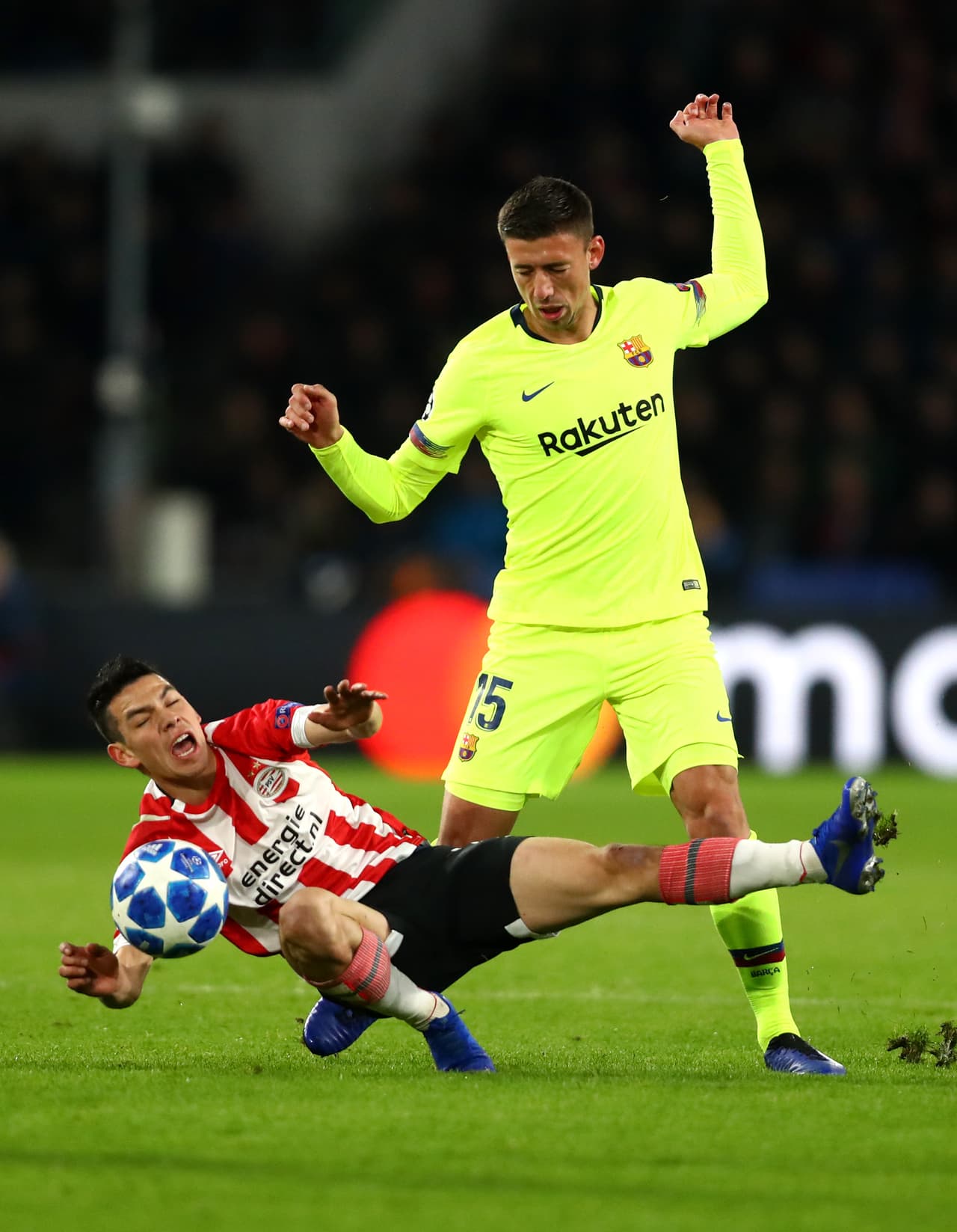 El mexicano Hirving 'Chucky' Lozano, que fue titular todo el partido, no pudo concretar sus oportunidades de gol pero sí fue aplaudido con sus escapadas por la banda derecha.