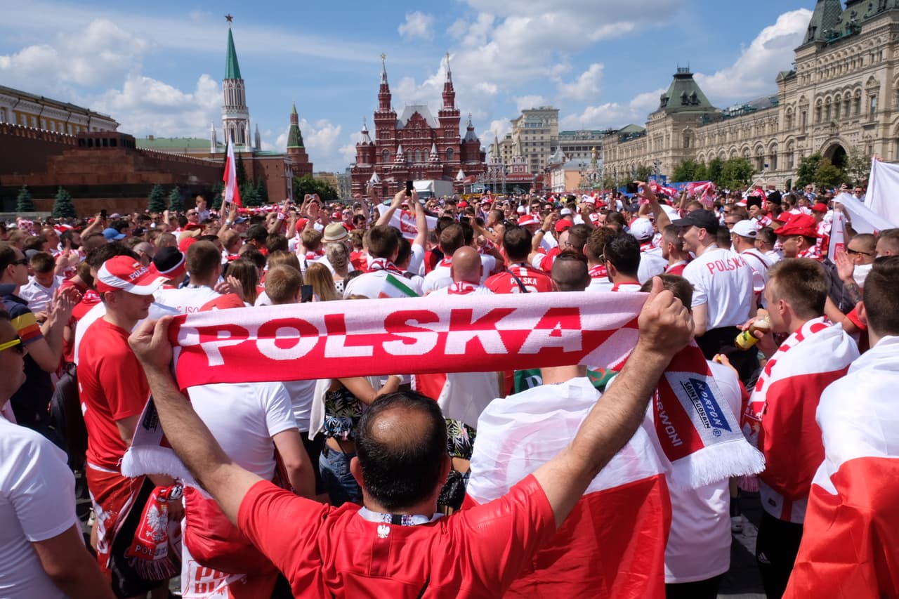 El colorido de los hinchas de Polonia y Senegal fue parte del paisaje en Moscú en medio del partido entre ambos seleccionados por el grupo H del Mundial de Rusia 2018.