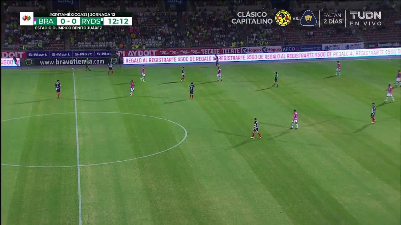 ¡CERCA! Maximiliano Meza disparó que se estrella en el poste.