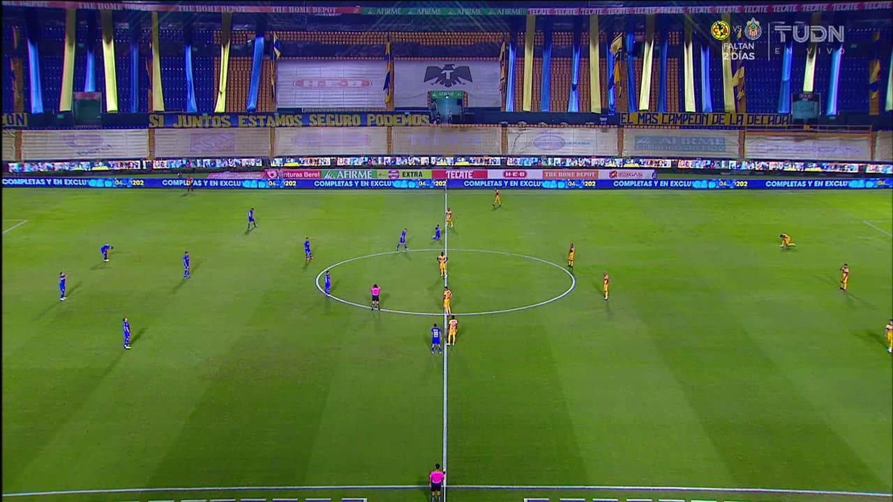 Arranca el partido y la pelota está en juego.