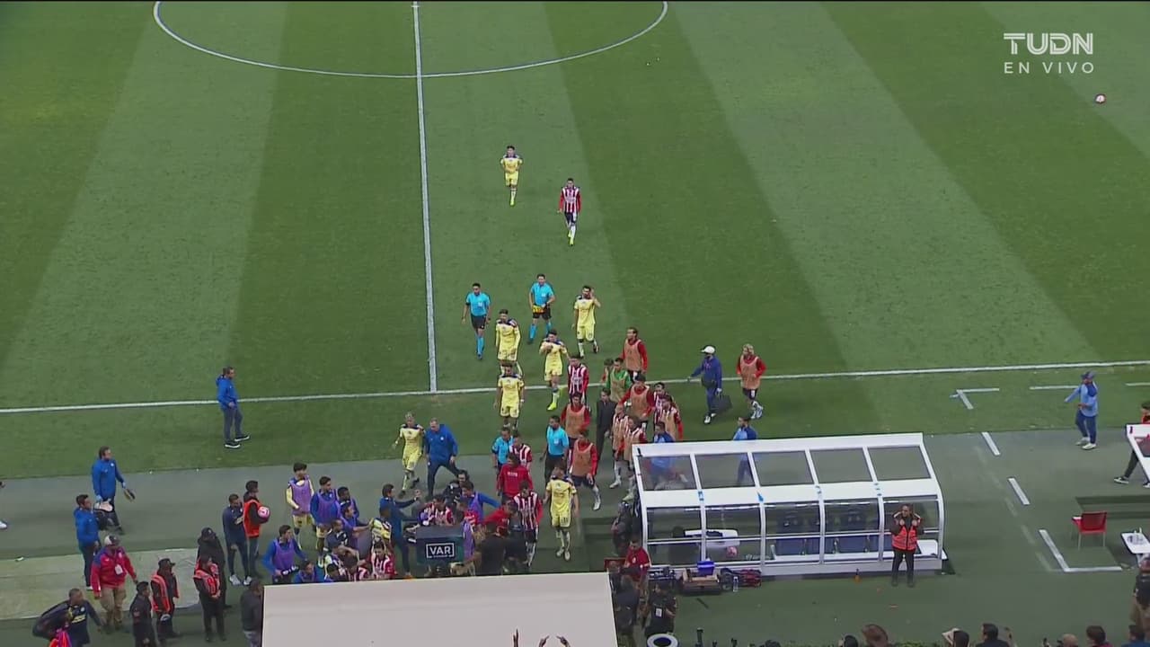 ¡Se prenden! Jugadores de Chivas y América se encaran rumbo al vestidor