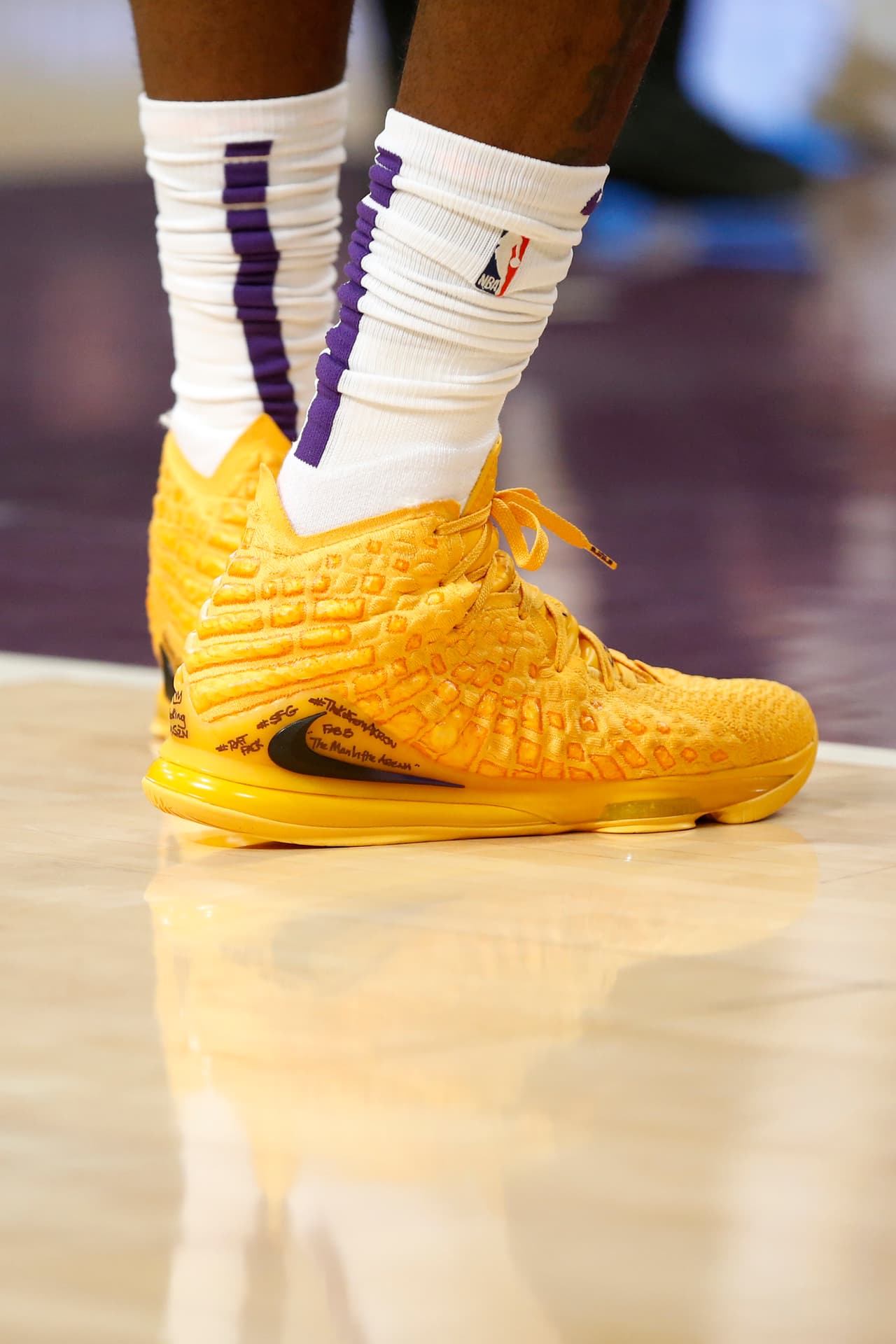 Los tenis de LeBron James #23 de Los Angeles Lakers.