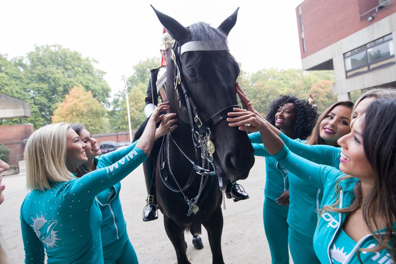 Mientras tanto, las animadoras de Miami seguían conociendo lugares. En esta foto acarician a uno de los caballos del Regimiento de Caballería Doméstica en el cuartel Hyde Park de Londres.