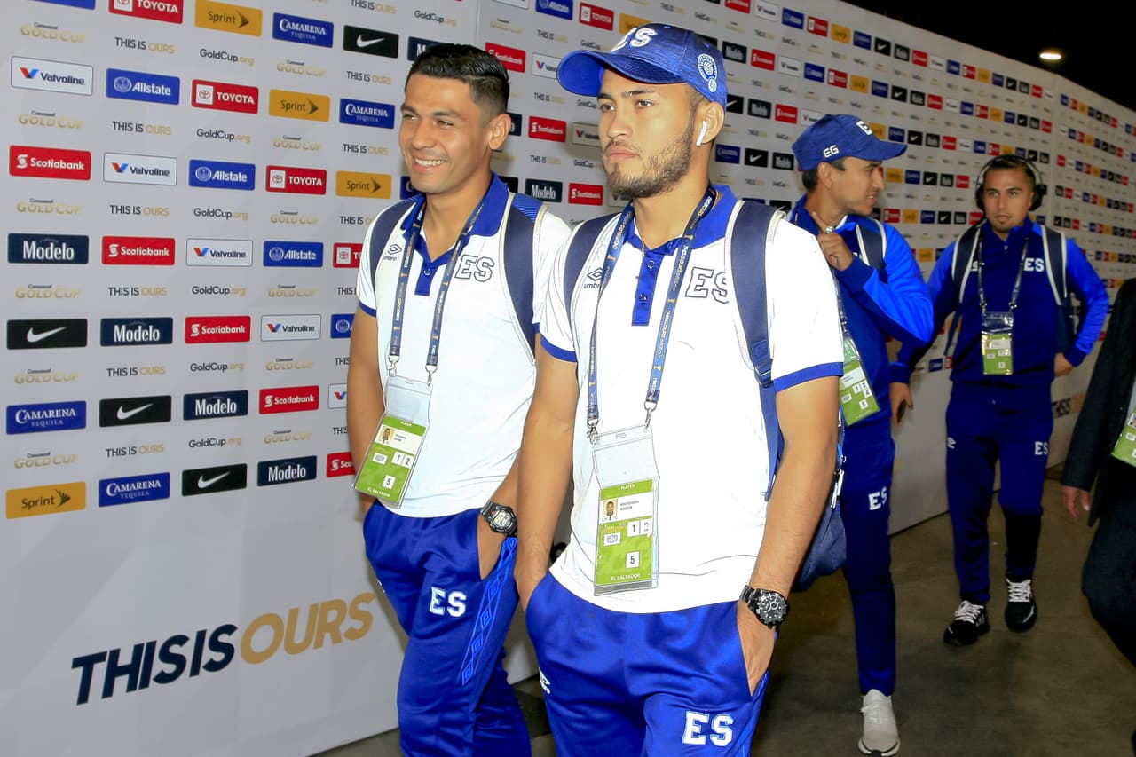 Excelente ambiente pusieron salvadoreños y hondureños en el duelo final del Grupo C de la Copa Oro en el Banc of California Stadium. El recinto en la ciudad de Los Ángeles se tiñó de blanco y azul, los colores de ambos equipos y ambas naciones. También captamos la llegada de los jugadores y entrenadores a este partido que pintaba muy atractivo.