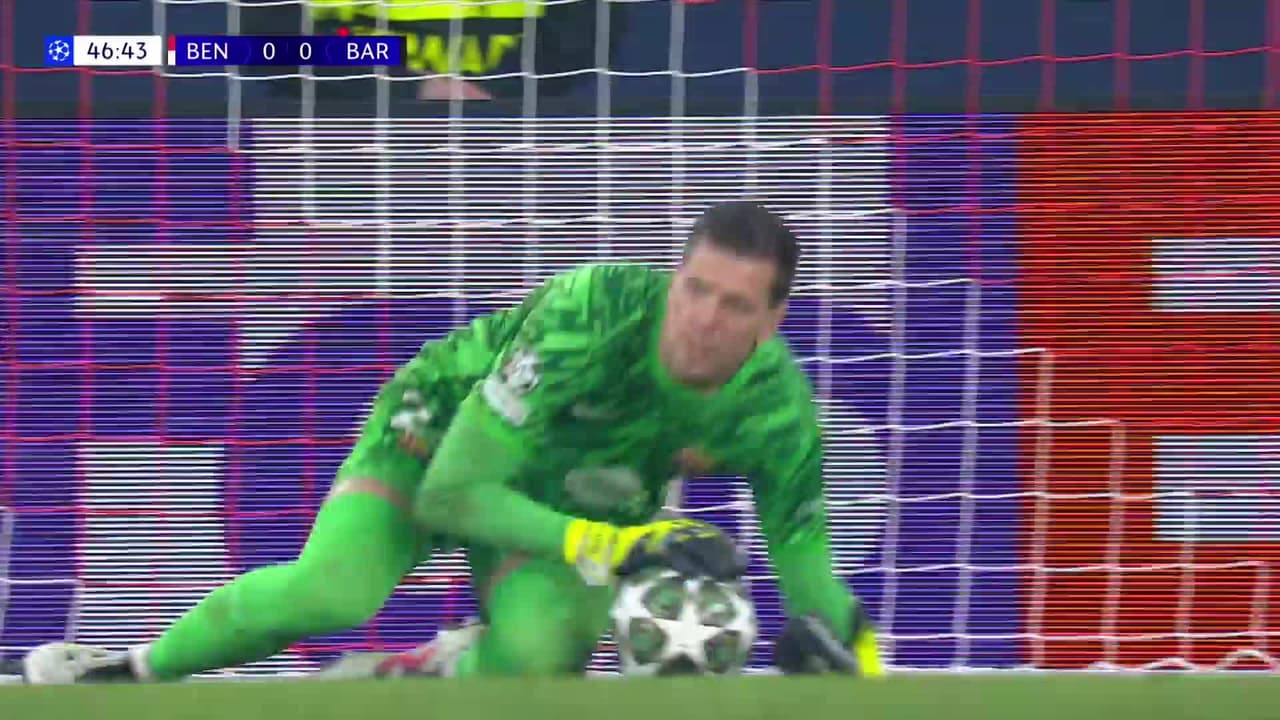 ¡TIRO ATAJADO! disparo por Orkun Kökçü.