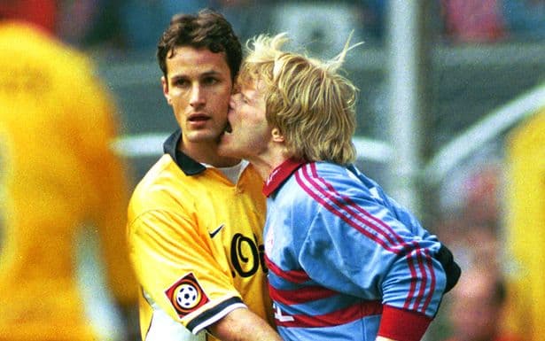 <b>Oliver Kahn y Heiko Herrlich</b>
<br>El portero del Bayern de Múnich ‘besó’ a Heiko Herrlich en un Bayern-Dortmund de 1999.
