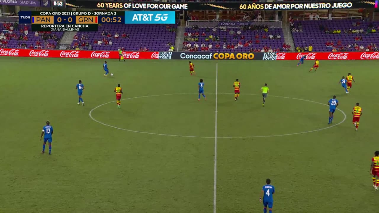 Arranca el partido y la pelota está en juego.