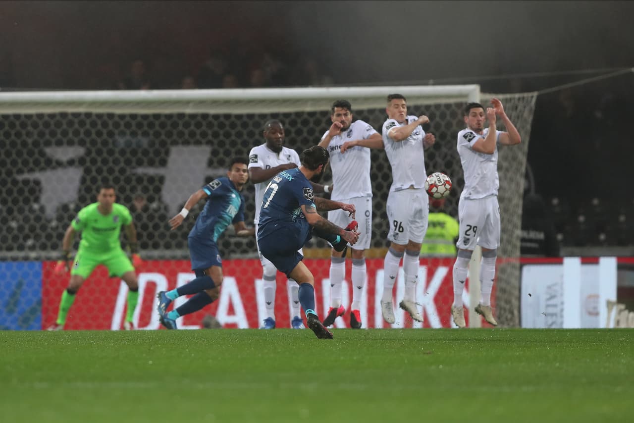 Posterior a esto, el mismo técnico se dirigió hacia la tribuna y gritó: "Esto es una vergüenza, carajo".