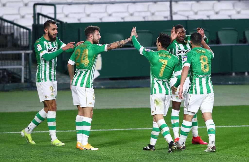 Gracias a los goles de Lionel Messi, autogol de Víctor Ruíz y gol de Trincao, el Barcelona vence 2-3 al Real Betis, empatan al Real Madrid con 43 unidades y se quedan con el segundo lugar de la tabla.