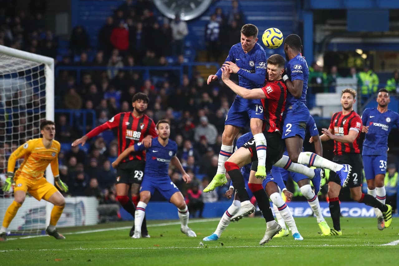 Chelsea 0-1 Bournemouth. Gosling anotó al 84’; Chelsea se mantiene con 29 puntos y peligra la zona de Champions League.