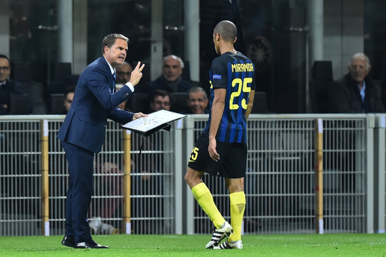 Inter Milan's Dutch coach Frank De Boer (L) speaks to Inter Milan's Brazilian defender from Joao Miranda during the Europa League group K football match between Inter and Southampton at the San Siro Stadium in Milan on October 20, 2016. / AFP / GIUSEPPE CACACE (Photo credit should read GIUSEPPE CACACE/AFP/Getty Images)