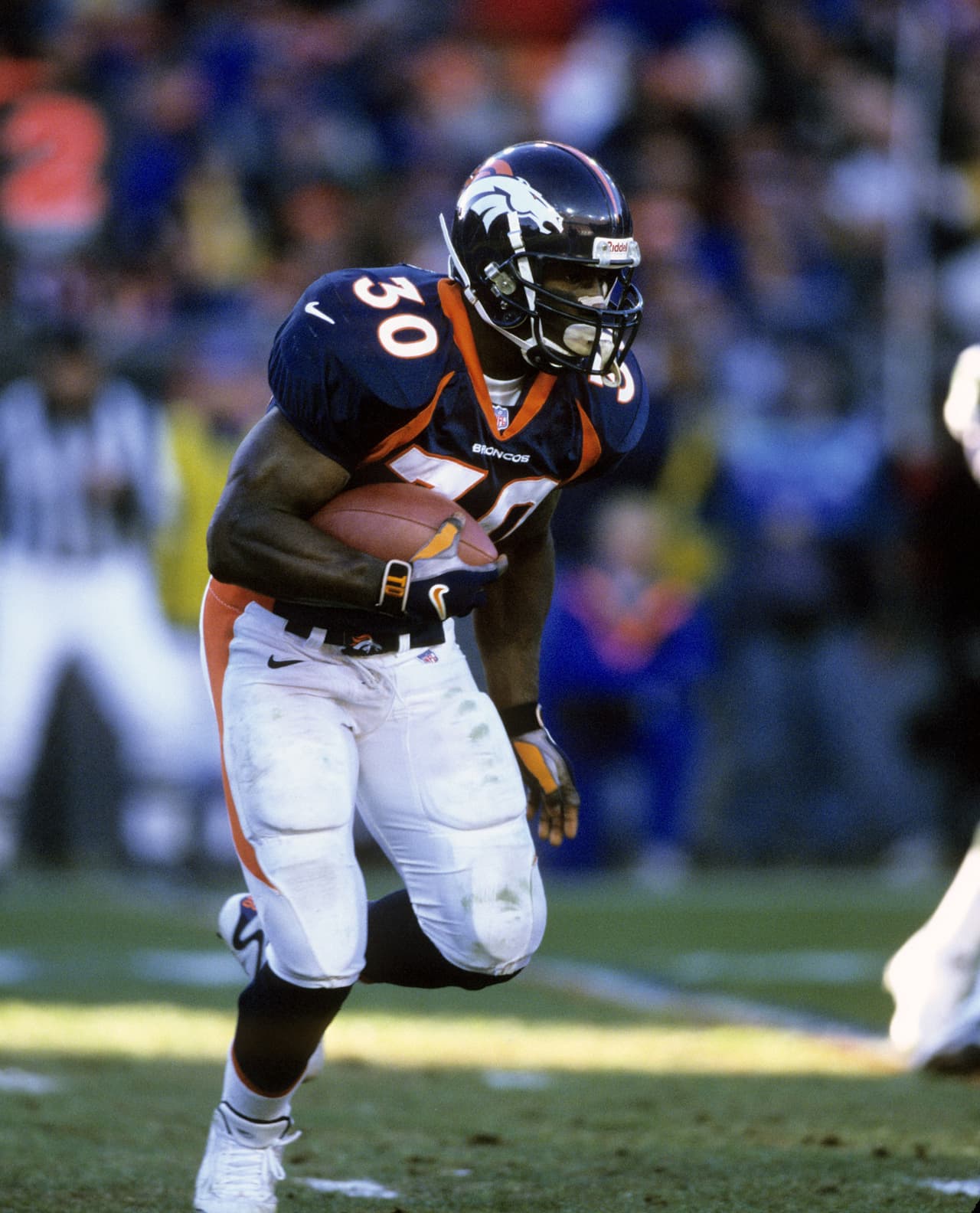 Las 2 mil 8 yardas terrestres en su mejor año y siete partidos consecutivos en postemporada con más de 100 yardas (récord de la NFL) son algunos de sus mayores logros.