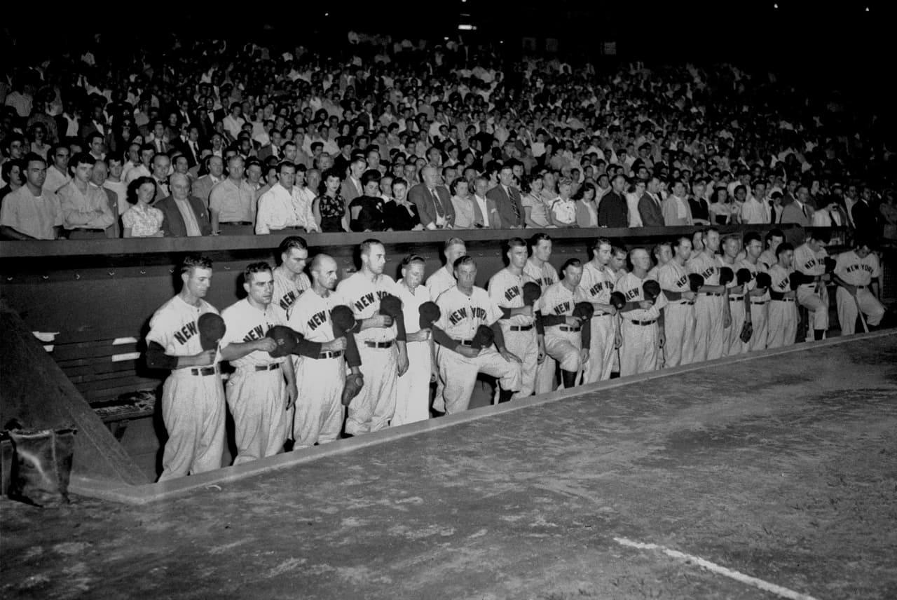 En el viejo Yankee Stadium, cuando se supo de la muerte de Ruth, se hizo una pausa para guardar un momento de silencio por el hombre que le dio sentido por décadas a ese recinto.