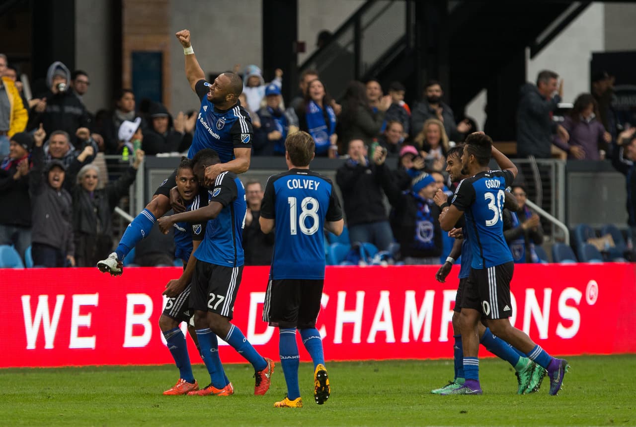 Quincy Amarikwa marcó un golazo desde 35 metros.