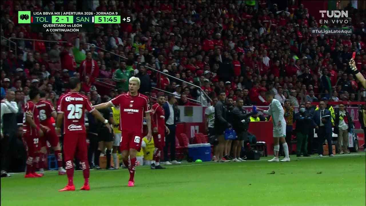 ¡Expulsión! El árbitro saca la roja directa a Everardo López.