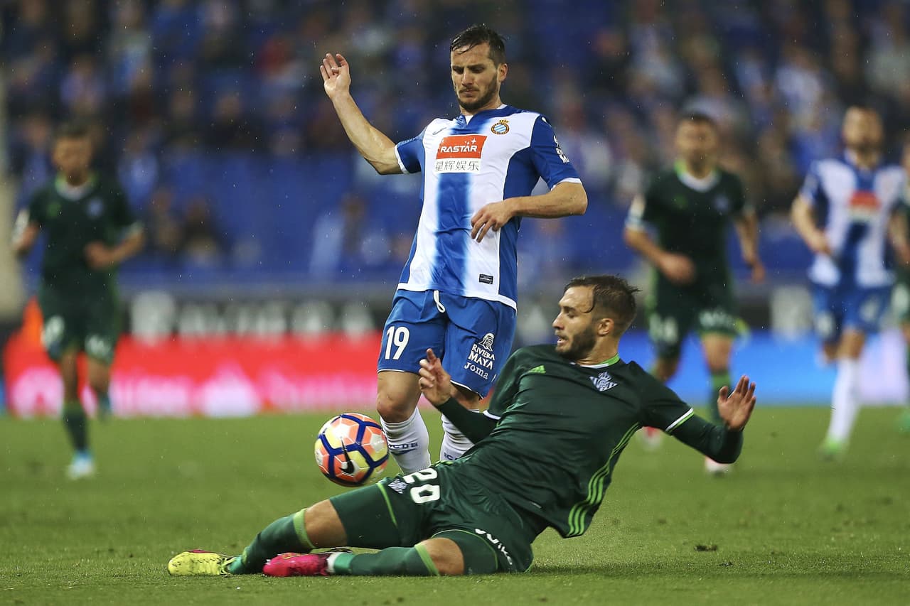 Pezzella (Betis) en un corte deslizante ante Piatti (Espanyol) por la banda izquierda.