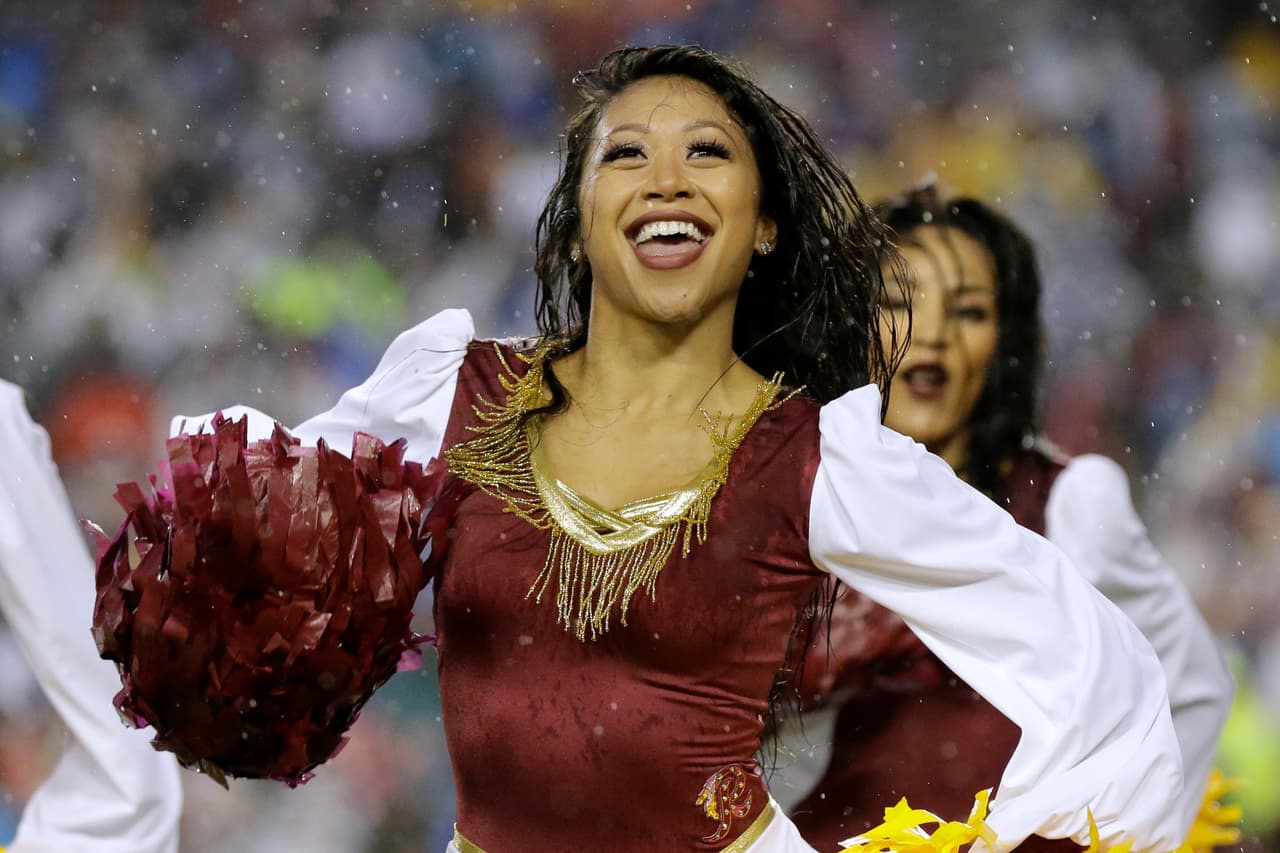 Las animadoras de los equipos de la NFL le dieron ese ingrediente extra al espectáculo y la fiesta del fútbol americano estadounidense, incluso, sin temer al clima en algunos casos.